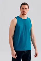 Musculosa Hering de punto color azul melange, con cuello redondo y sisas clásicas.