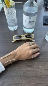 Brazalete abierto de bronce con forma de rama.