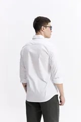 Camisa clásica lisa de manga larga color negro, con cartera abotonada, logo bordado en el pecho y fit slim.