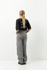 Pantalón de jean azul claro, de corte oversized y tiro bajo, con bolsillos traseros grandes.