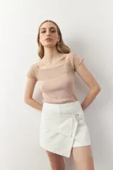 Top de punto color rosa pálido, de escote cuadrado con transparencia en la parte superior y mangas cortas.