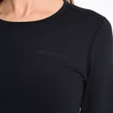 Remera de manga larga Merrell, diseñada como primera capa técnica. Presenta cuello redondo, orificios para los pulgares en los puños y costuras planas para mayor comodidad. Incluye detalles reflectantes y logo de la marca en el pecho.