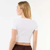 Remera crop blanca de manga corta, con diseño ajustado al cuerpo y estampado frontal estilo universitario con la leyenda "Arizona".