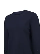 Buzo azul navy de algodón orgánico con cuello redondo, mangas largas voluminosas y delicados detalles bordados y calados de inspiración floral en las mangas.