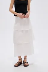 Falda midi blanca de viscosa con diseño de múltiples volados en capas.