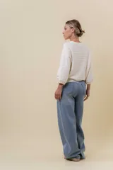 Jean wide leg de tiro alto con costura frontal decorativa, bolsillos delanteros con remaches y bolsillos traseros amplios. Presenta un interior afelpado para mayor abrigo.