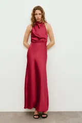 Vestido largo de satén color lila, con cuello halter y diseño fluido.