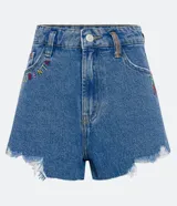 Short de jean de tiro alto con bordados de letras y flores, y terminación desflecada.