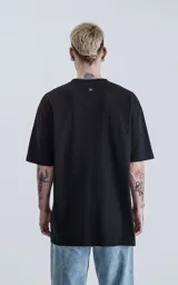 Remerón negro de corte extra oversize con hombros caídos, cuello redondo rib al tono y doble costura. Confeccionado en algodón premium americano suave.
