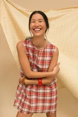 Vestido corto sin mangas con estampado a cuadros en tonos azul marino, rojo y blanco.