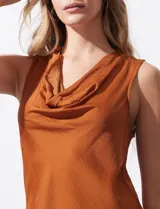 Blusa color marrón de satén sin mangas con cuello volcado.