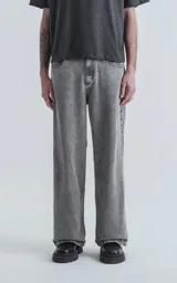 Pantalón de denim 100% algodón, color gris oscuro con lavado ácido (acid wash). De corte wide leg y tiro alto, con cinco bolsillos.