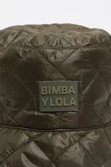 Gorro tipo bucket negro con diseño acolchado de rombos y parche con logo de la marca en el frente.