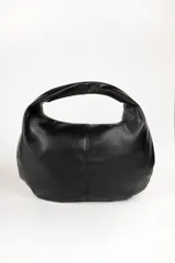 Bolso negro tipo hobo de cuero sintético, con asa corta fija y cierre superior.