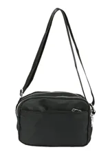 Bandolera color beige con diseño acolchado. Tiene correa larga regulable y cierre superior.