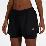 Short deportivo New Balance 2 IN 1 para mujer, color negro, con calza interior incorporada y logo reflectivo.