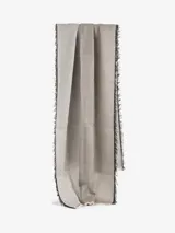 Bufanda de tejido suave y ligero, color bordó con flecos negros y beige en los extremos.