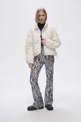 Campera puffer de cuello alto con cierre frontal, confeccionada en tejido de textura acanalada. Presenta mangas largas y diseño acolchado.