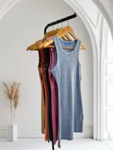 Vestido corto celeste con efecto acid wash, corte recto y breteles finos.