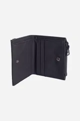 Billetera Mistral de PU color verde oliva con cierre de cremallera, compartimentos internos y banda elástica negra. Incluye caja de cartón.