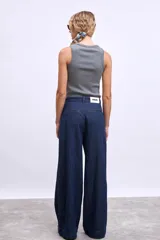 Remera sin mangas color topo, de corte ajustado y cuello redondo.