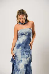 Vestido largo strapless de tela batik con tajos laterales y lazo para el cuello.