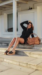 Bolso tipo hobo de cuero en tono dorado metalizado, con diseño amplio y flexible. Cuenta con doble correa de hombro, cierre superior y herrajes metálicos.