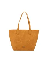 Bolso tipo tote color brandy con textura efecto crocco. Cuenta con doble asa de hombro y logo metálico de la marca en la parte inferior frontal.