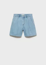 Short de denim estilo vaquero, color celeste, de tiro medio con diseño recto, pinzas en el frente y trabillas para cinturón. Cuenta con dos bolsillos laterales y dos bolsillos en la parte posterior.