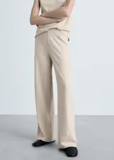 Pantalon de corte wide leg y diseño recto, confeccionado en tejido de punto ligero. Presenta tiro medio y cintura con elástico para mayor comodidad.