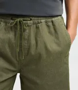 Bermuda masculina confeccionada en sarga texturizada, de corte regular. Cuenta con cintura elástica con ajuste por cordón, bolsillos laterales y un bolsillo trasero aplicado.