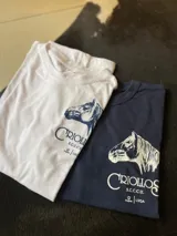 Remera de manga corta con estampado de cabeza de caballo y el texto "Criollos S.C.C.U." en el frente.