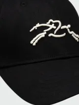 Gorra de béisbol negra con logo bordado en contraste en la parte frontal y cierre ajustable en la parte posterior.