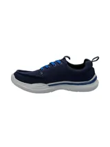Championes urbanos Hush Puppies modelo Alfie Lace, color azul marino con cordones en azul vibrante y suela de EVA blanca. Confeccionados en material textil reciclado, presentan un diseño ligero con puntera redonda y tecnología de confort en la plantilla.