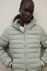 Campera puffer con capucha, color verde, diseño acolchado con costuras horizontales y cierre frontal.