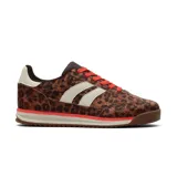Zapatillas deportivas de mujer con estampado de leopardo en pelo sintético. Presentan tres franjas laterales en color crema y cordones naranjas. La suela es de goma marrón con una fina línea decorativa naranja.