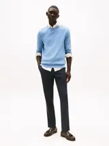 Sweater celeste de algodón con cuello redondo y logo de Tommy Hilfiger bordado en el pecho.