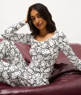 Pijama de dos piezas con estampado integral de Hello Kitty. Incluye una blusa de manga larga con cuello redondo y un pantalón con cintura elástica, confeccionado en tejido acanalado.