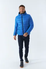 Campera puffer azul eléctrico, reversible, con cuello alto, cierre frontal con cremallera, bolsillos laterales con cierre y logo de goma en el pecho.