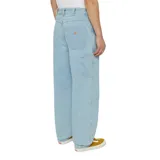 Pantalon de jean de corte holgado y diseño recto, con cintura de altura media, cierre frontal con botón, cinco bolsillos tradicionales y un bolsillo utilitario adicional en la pierna.