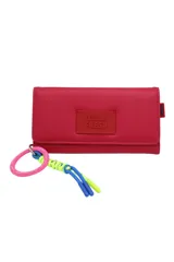 Billetera fucsia con llavero.