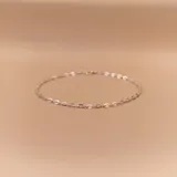 Pulsera de cadena tipo forcé plano confeccionada en plata 925, con eslabones finos y cierre de resorte.