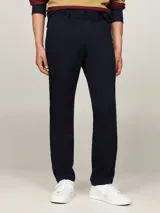 Pantalón chino Tommy Hilfiger modelo Denton de pierna recta, color azul marino, confeccionado en satén de algodón elástico. Cuenta con cierre de cremallera y botón, bolsillos ribeteados en la cintura y bolsillos traseros de ojal con botón.