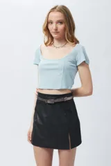 Top celeste de escote cuadrado y manga corta con leve brillo en su tela. Cuenta con costuras que se asemejan a las del corsé.