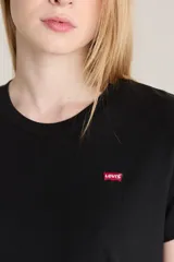 Remera básica de manga corta y cuello redondo, color negro liso, con un pequeño logo rectangular rojo de Levi's en el pecho.