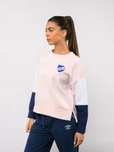 Buzo de cuello redondo con diseño de bloques de color en rojo, blanco y azul. Presenta el logo de Umbro y el escudo del Club Nacional de Football bordados en el pecho.