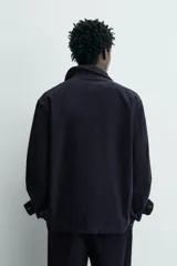 Sobrecamisa de corte regular confeccionada en pana de algodón, con cuello solapa, manga larga, cierre frontal de botones y bolsillos plastrón en la parte inferior.