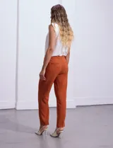 Pantalón de vestir color celeste, de corte recto y largo tobillero. Confeccionado en gabardina elastizada. Marca Zac & Rachel.