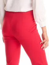 Pantalón pull-on rojo de tiro alto, corte recto y largo de pierna pespunteada.