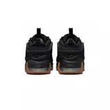 Championes Nike Air More Uptempo Low en color negro con detalles en suela de goma color caramelo. Presentan el icónico diseño de letras grandes en los laterales, confeccionados en una combinación de malla y cuero sintético, con unidad de aire visible en la entresuela.